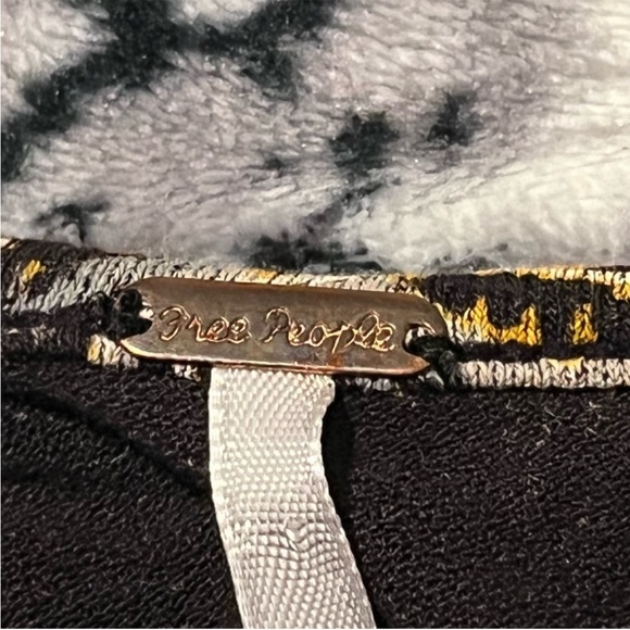 Free People Last Time Floral Polka Dot Bell Sleeve Blouse SO FLATTERING! Size XS - Picture 4 of 5